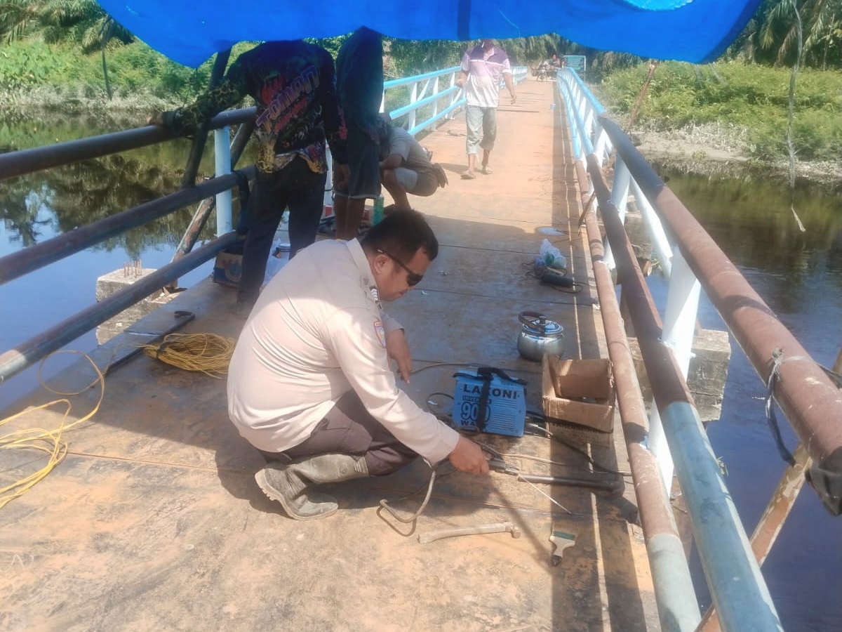 Polsek Rimba Melintang Renovasi Jembatan Merah Putih Presisi Tahap II di Rohil Capai 42 Persen