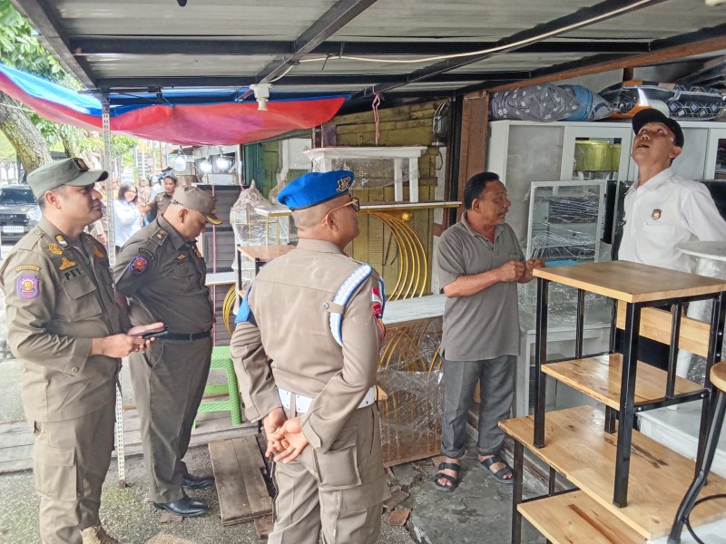 Pemprov Riau Beri SP2 ke Pedagang Mebel yang Gunakan Trotoar
