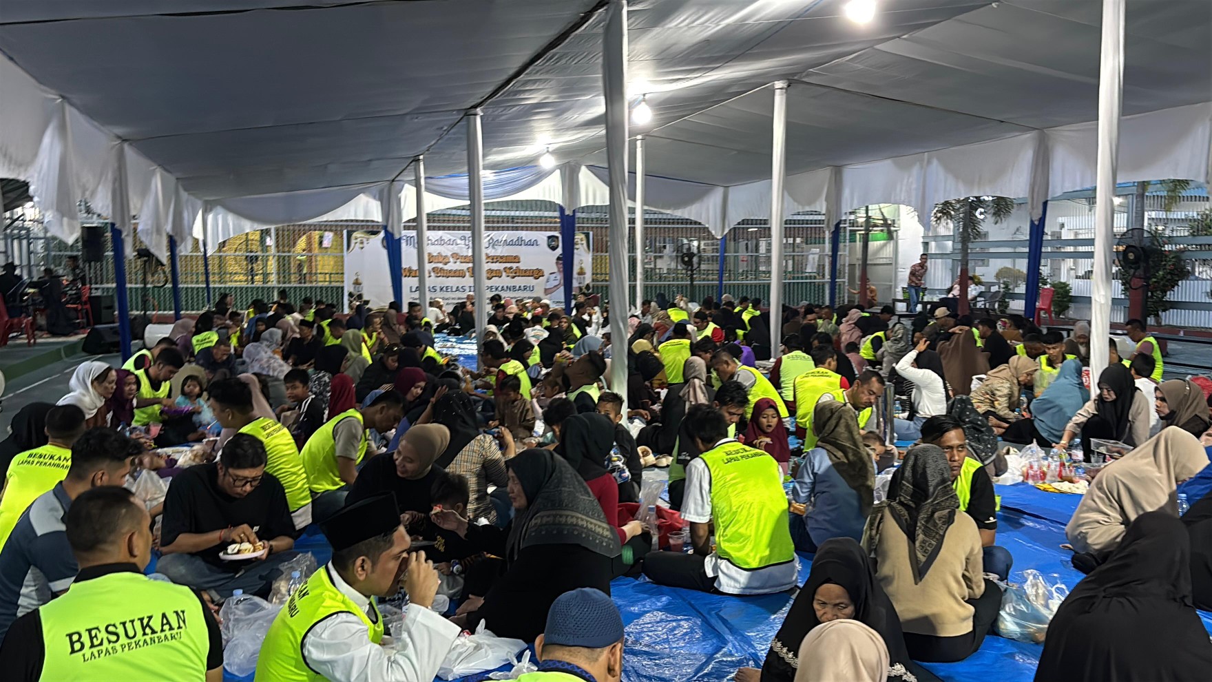 Suasana Haru Ramadan di Lapas Pekanbaru, 200 Warga Binaan Bukber dengan Keluarga