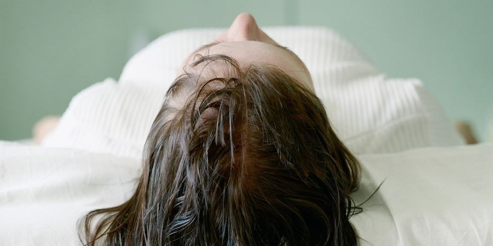Jangan Langsung Tidur saat Rambut Basah, Bisa Kena Folikulitis!
