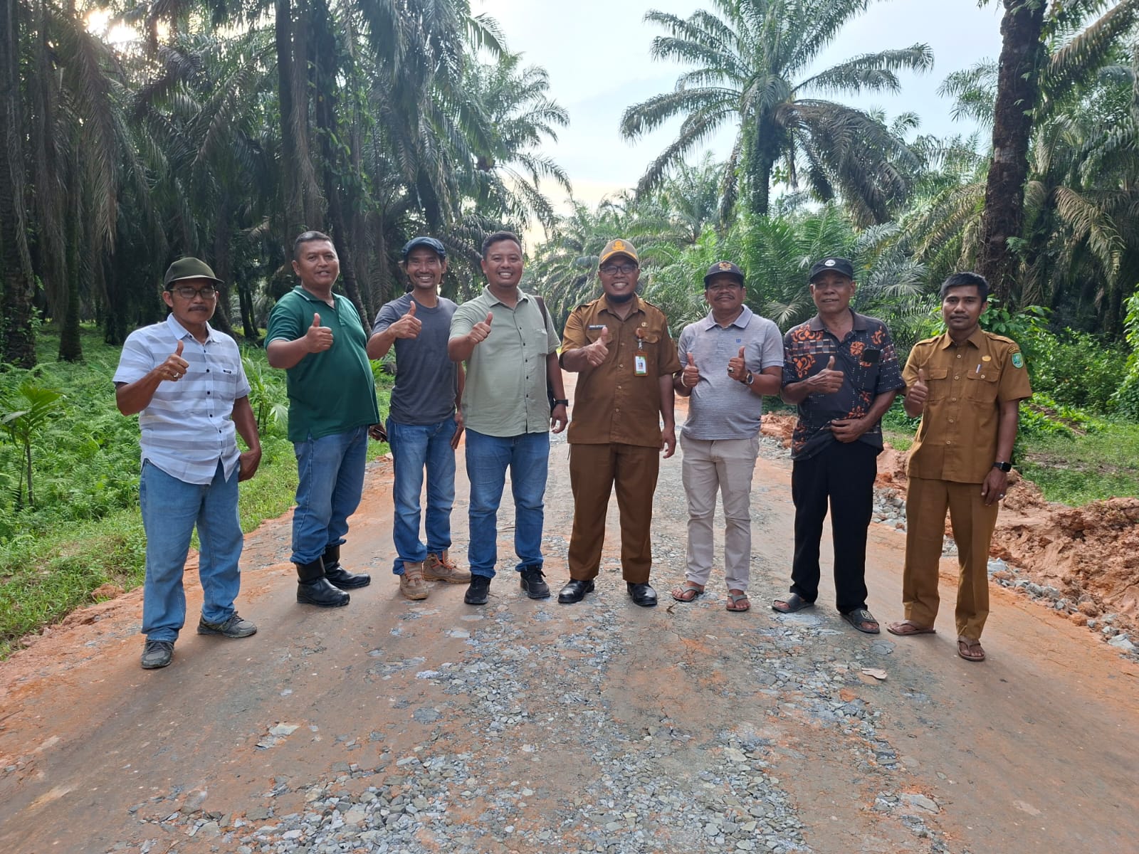 Tunggal Perkasa Plantations Perbaiki Jalan Desa di Inhu, Mobilitas Warga Kian Lancar