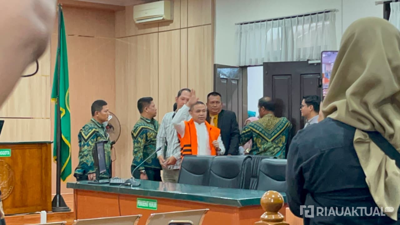 Didampingi Istri dan Tim Kuasa Hukum, Abdul Wahid Disambut Lantunan Selawat Jelang Vonis
