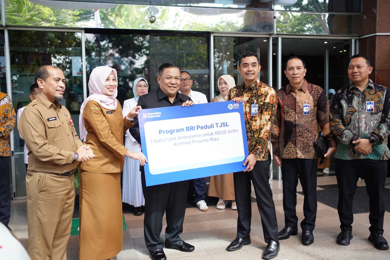 RSUD Arifin Achmad Terima TJSL Satu Unit Ambulans Dari BRI