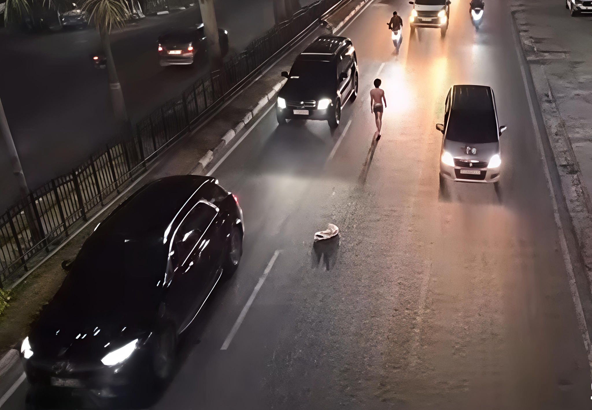 Menantang Arus di Sudirman, Aksi Pria Bertelanjang Dada di Pekanbaru Viral 