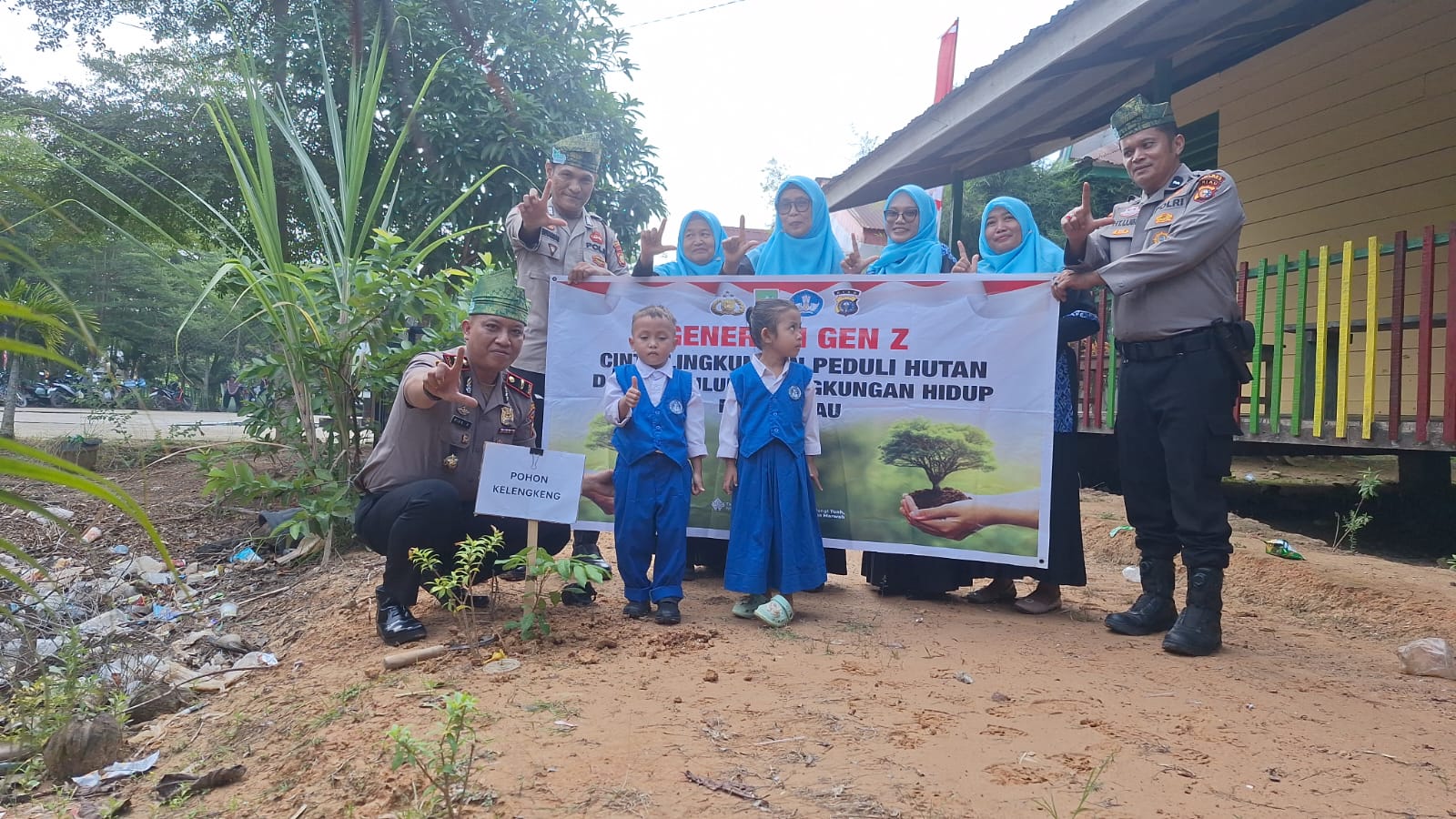 Green Policing Masuk Sekolah, Kapolsek Rimba Melintang Tanam Pohon Bersama Anak TK PKBM Melati