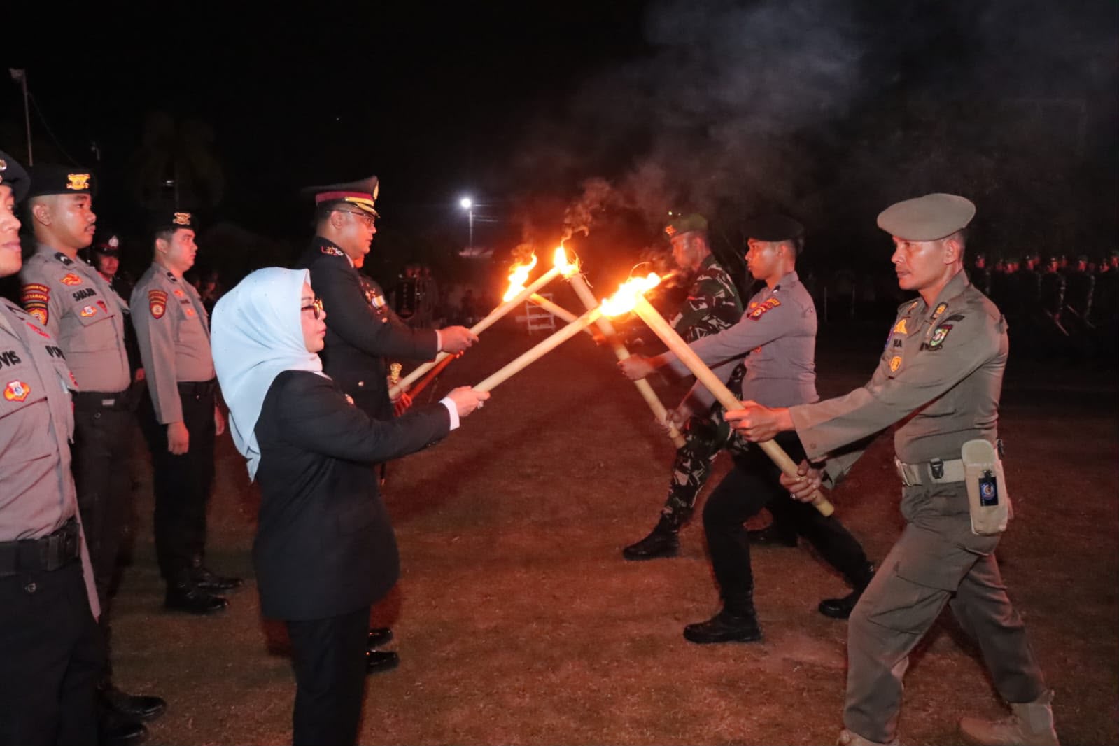 Semarak HUT RI ke-81, Kapolres Kampar Pimpin Taptu dan Pawai Obor di Bangkinang