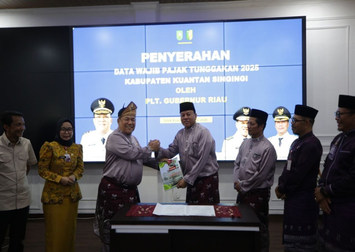 Pemprov Riau Serahkan Tunggakan PKB 2025 Senilai Rp20,7 Miliar ke Kuansing