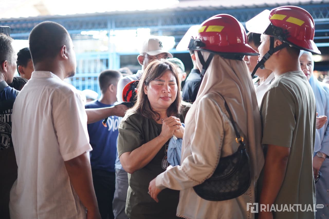 Kebakaran Rumah di Senapelan, Wako Agung dan Istri Tinjau Lokasi dan Beri Dukungan