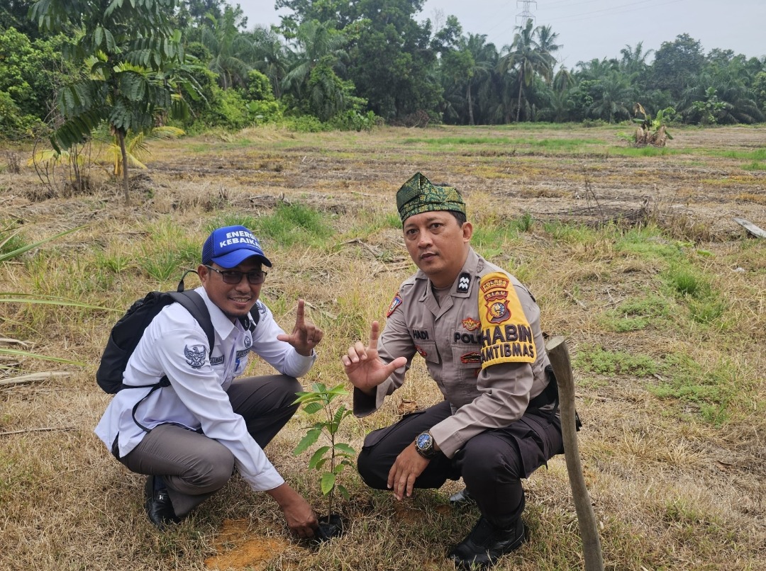 Green Policing Polsek Rimba Melintang Tanam 20 Bibit Rambutan di Seremban Jaya