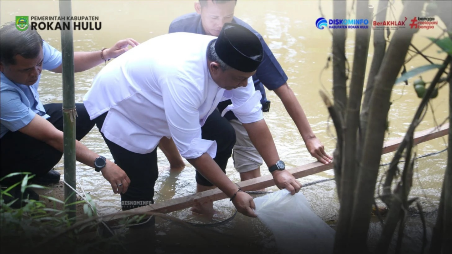 Jelang Ramadan, Bupati Anton Tutup Lubuk Larangan di Kabun dan Serahkan 3.000 Bibit Ikan