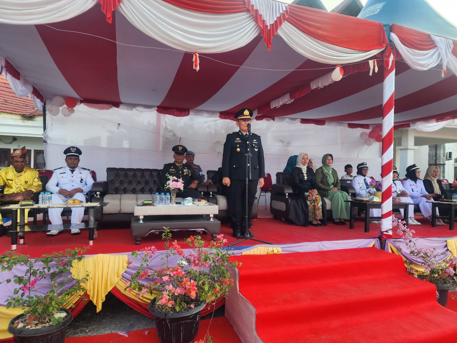 Kapolsek Bangko Pusako Pimpin Upacara Penurunan Bendera HUT ke-81 RI