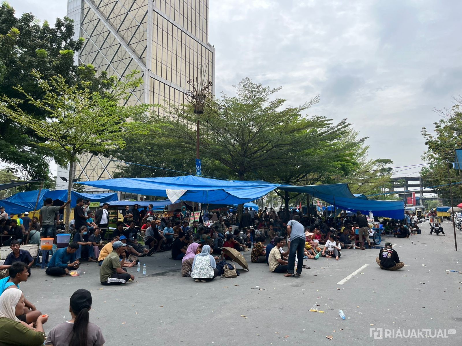 Masih Bertahan Hingga Hari Ketiga, Gelombang Massa Aksi Bertambah