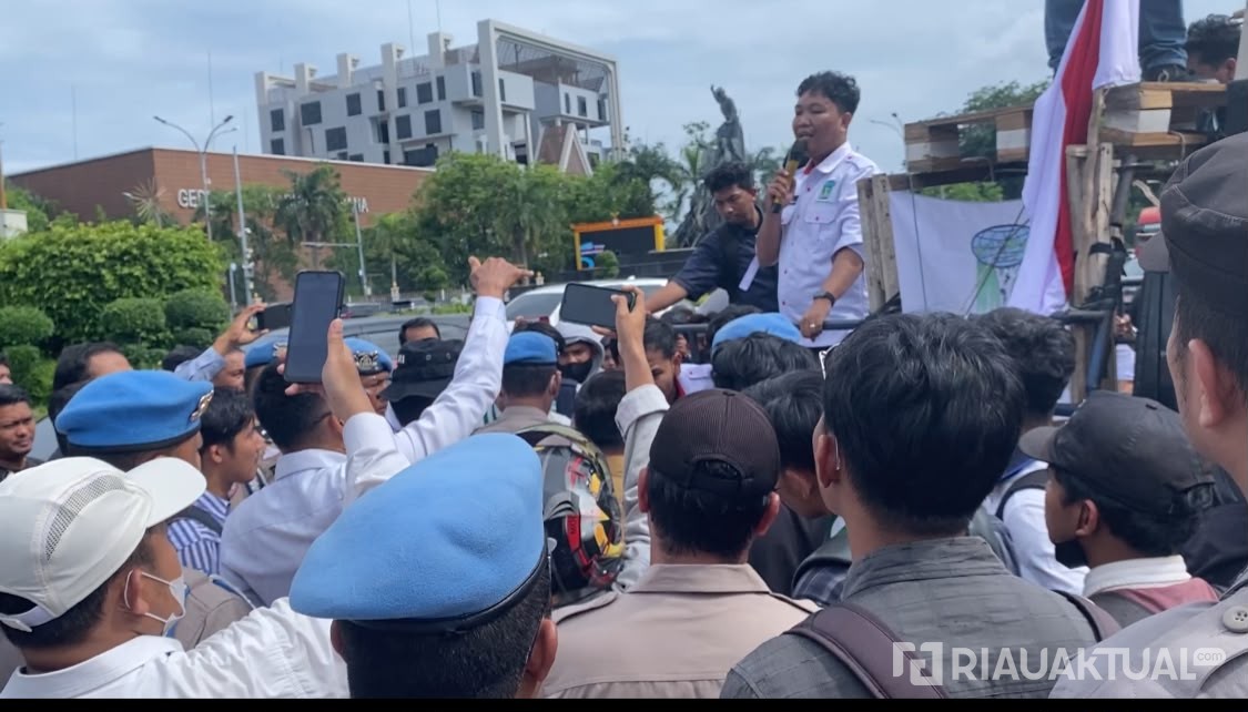 Perwakilan Pemprov Riau Nyaris Diludahi, Mahasiswa Desak SF Hariyanto Temui Pendemo