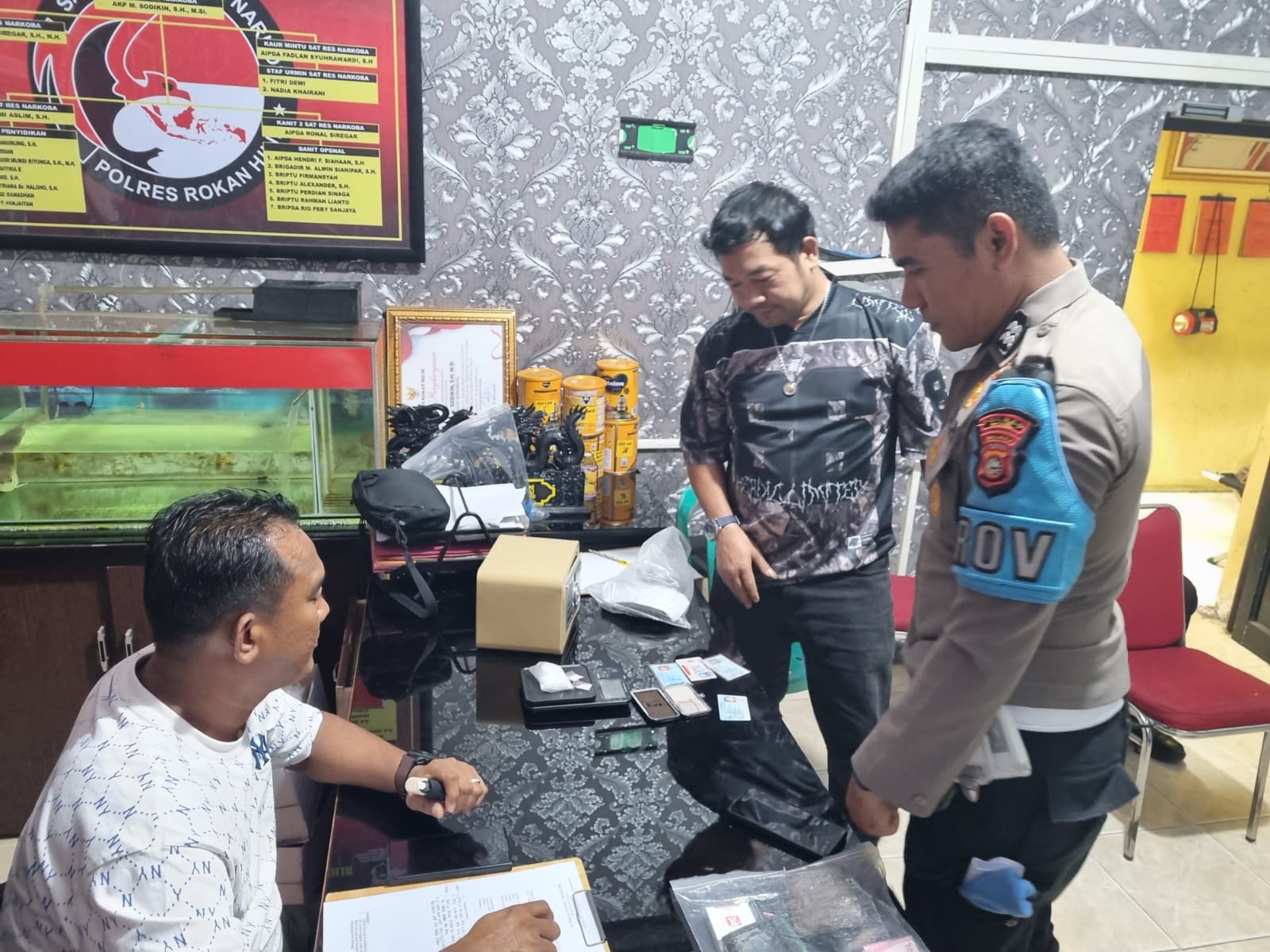 Enam Pria Ditangkap di Bangko Pusako, Polisi Temukan Sabu hingga 283 Peluru 