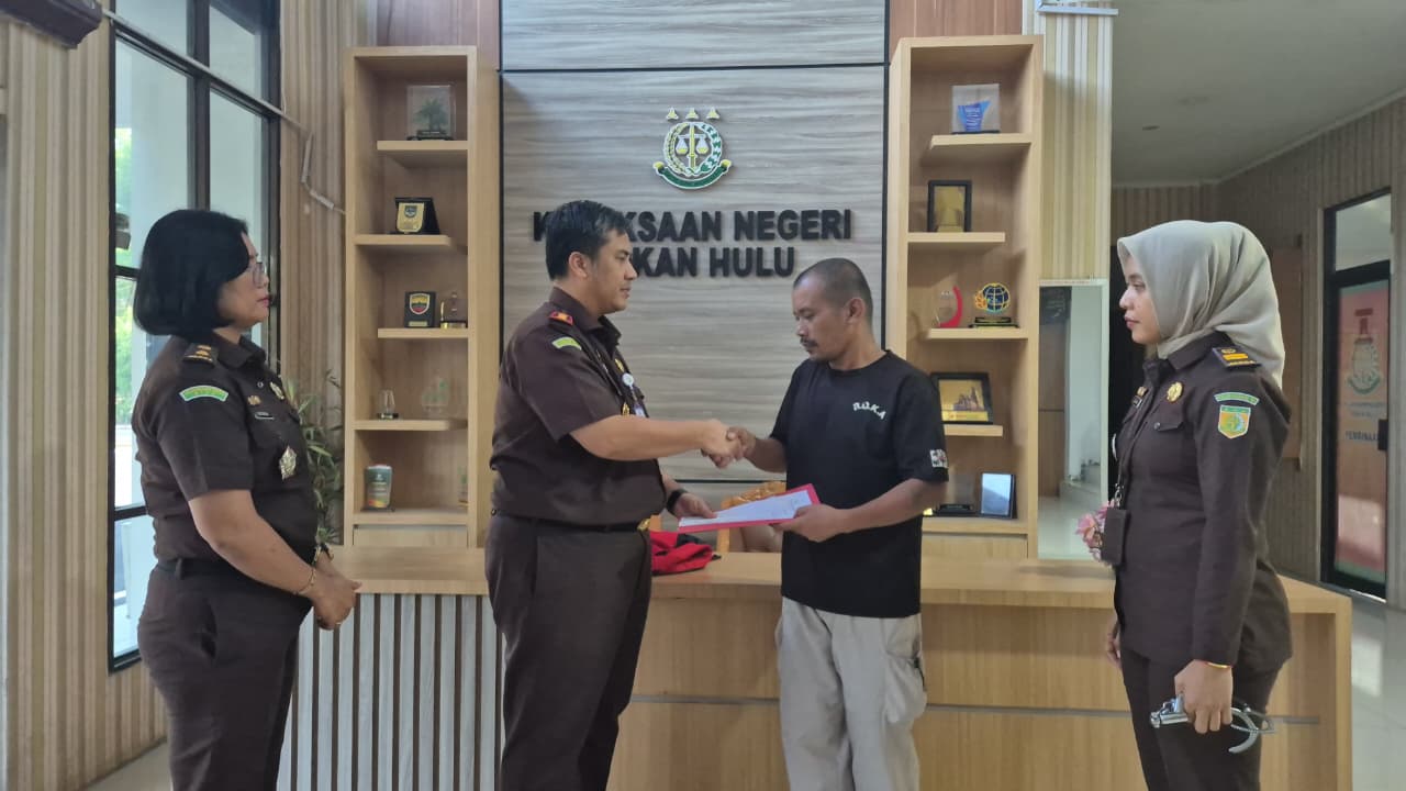 Kejari Rohul Hentikan Penuntutan Tersangka Kasus Pencurian dan Pengancaman Lewat Restorative Justice