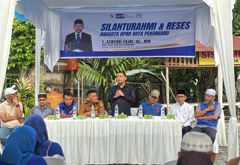 Reses Tengku Azwendi Fajri di Simpang Tiga, Warga Keluhkan Kabel Semrawut dan Banjir