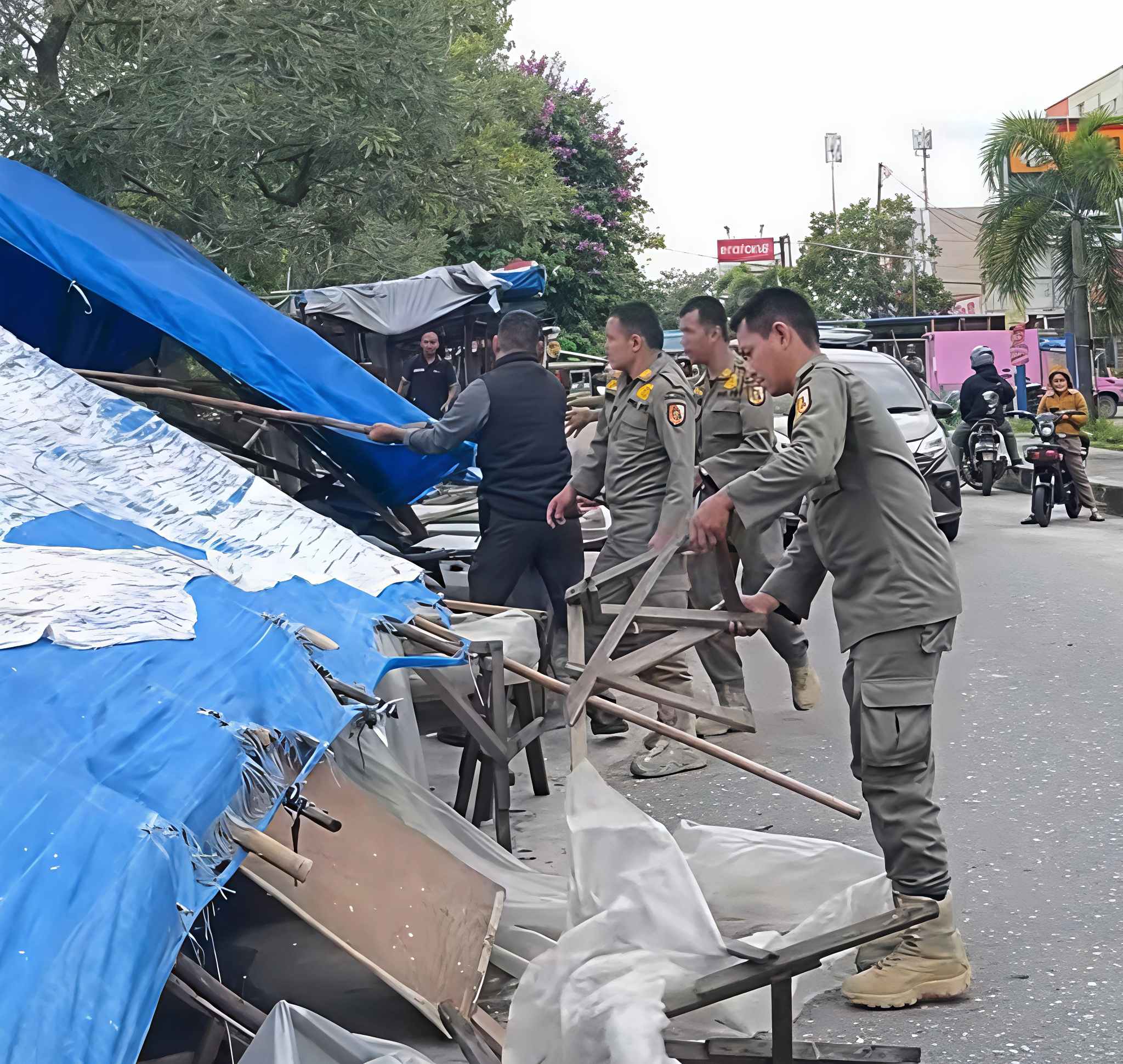 Lapak Dibongkar, PKL di Subrantas - Arifin Ahmad Ditertibkan Satpol PP Pekanbaru 
