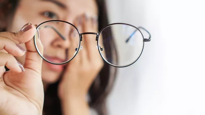 Kenapa Kacamata Baru Bisa Bikin Sakit Kepala? Ternyata Ini Penyebabnya