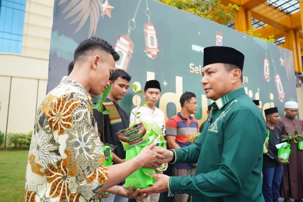 Kapolda Riau Pilih Bagi Bibit Pohon Saat Lebaran, Tak Gelar Open House
