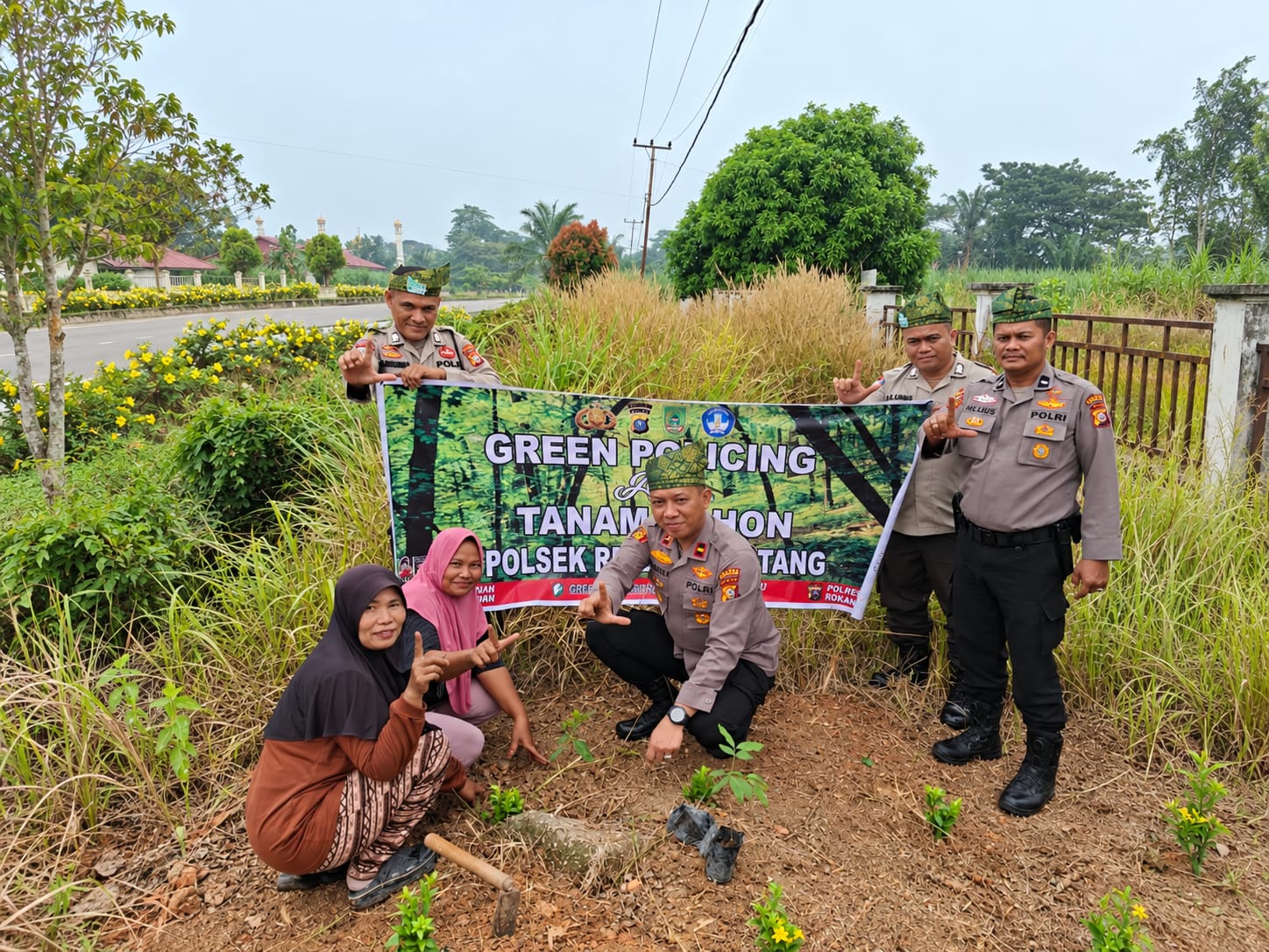 Lestarikan Lingkungan, Kapolsek Rimba Melintang Green Policing dengan Tanam 20 Bibit Mahoni 