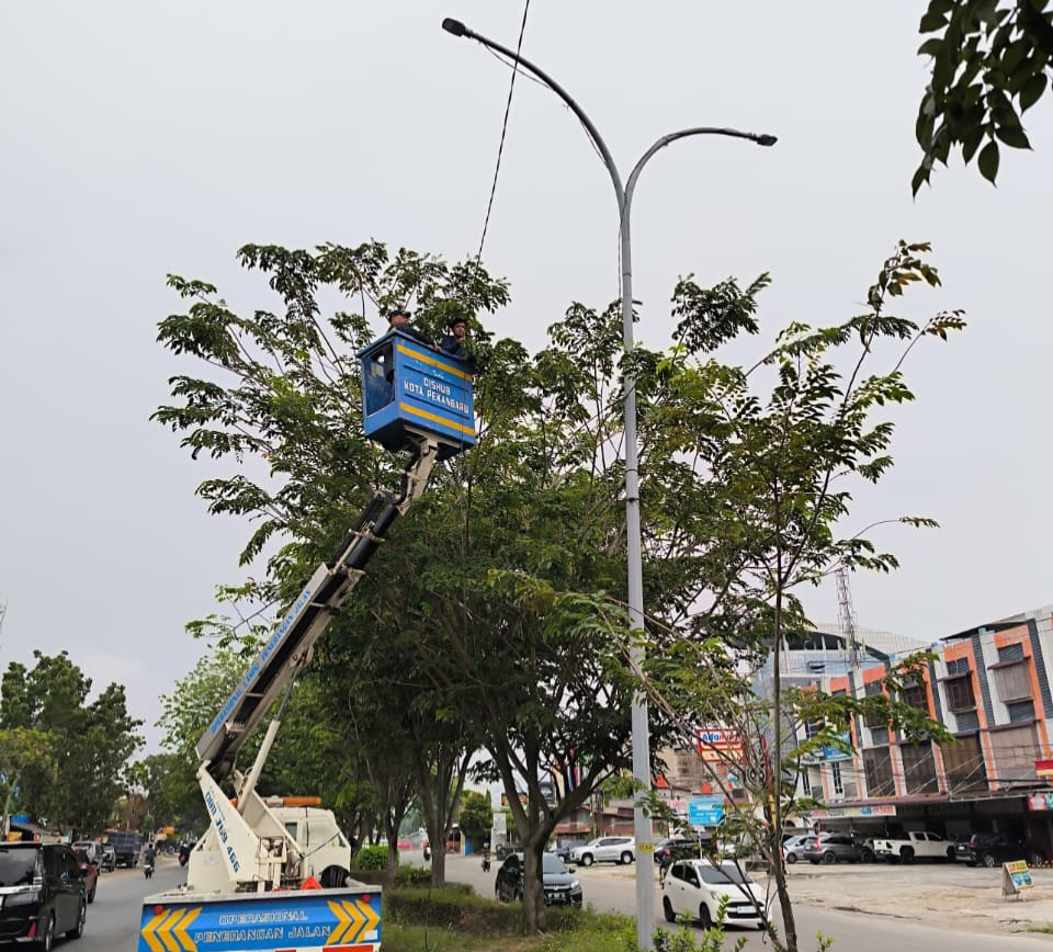 Pemko Pekanbaru Kembali Perbaiki PJU SM Amin Pasca Komponen Dicuri OTK