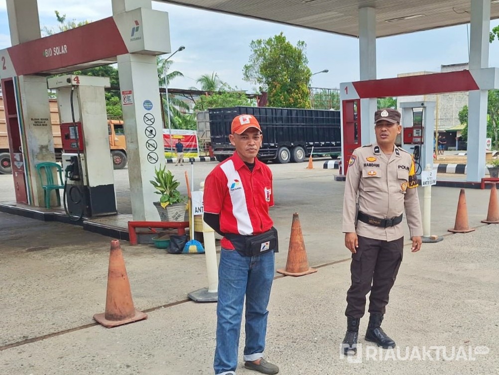 Polsek Rimba Melintang Pantau SPBU di Rohil Pastikan Tak Ada Antrean Panjang BBM