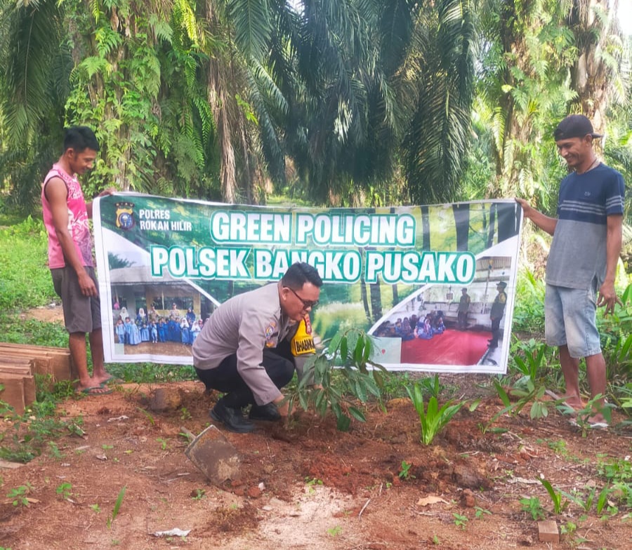 Jaga Lingkungan, Polsek Bangko Pusako Tanam Bibit Mangga di Rohil