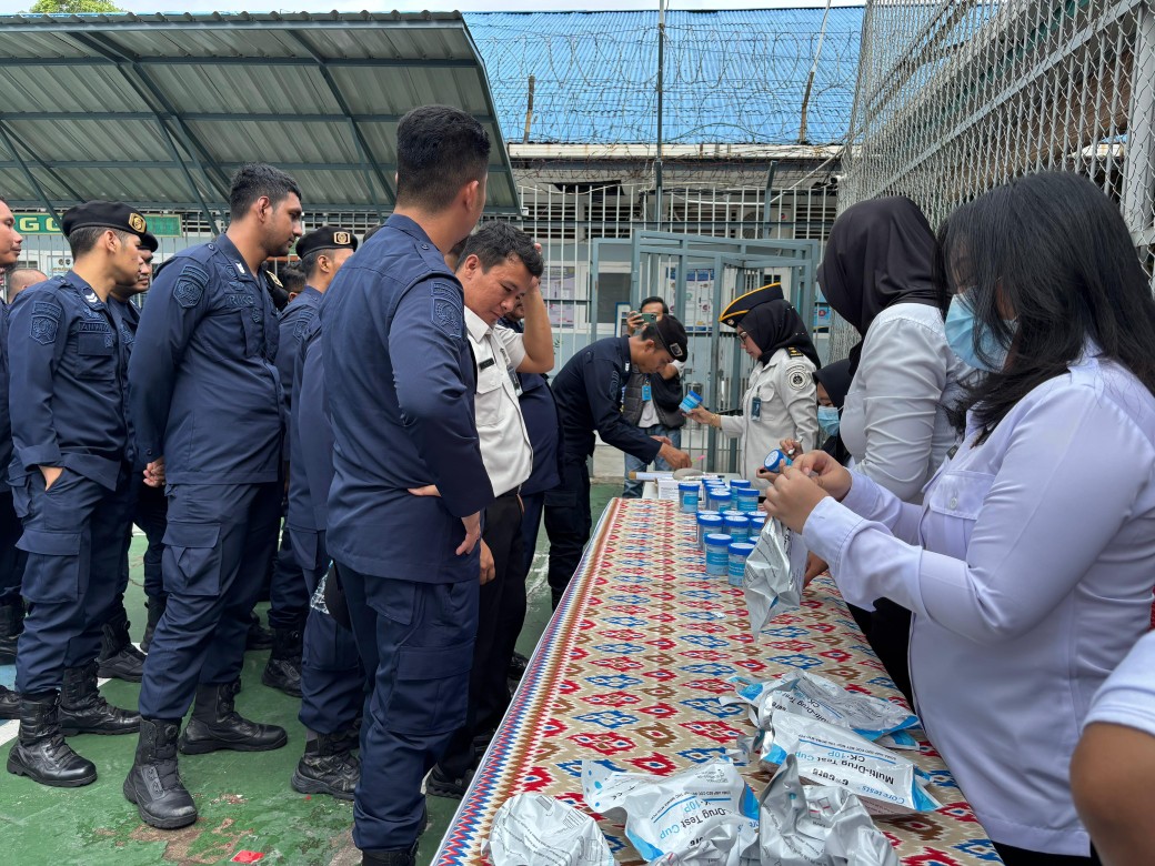 80 Petugas Lapas Pekanbaru dan Warga Binaan Jalani Tes Urine Usai Deklarasi Anti Narkoba