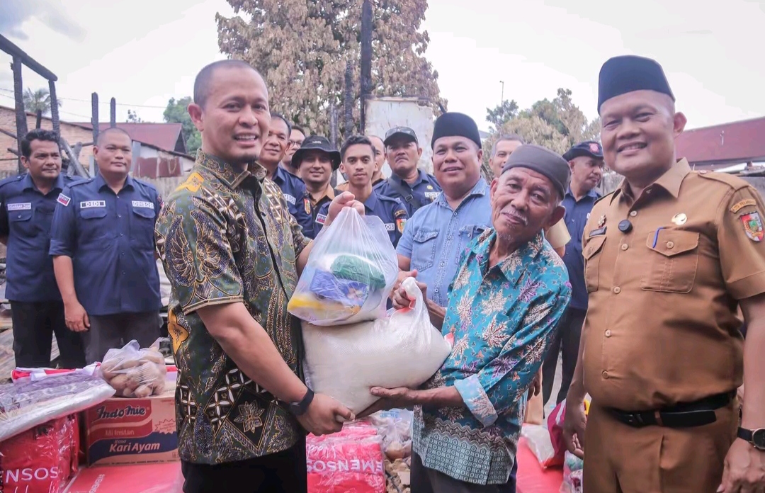 Sampaikan Rasa Dukacita, Wako Agung Serahkan Bantuan ke Warga Korban Kebakaran Rumah di Sukajadi