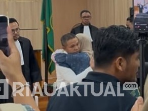 Usai Divonis 2 Tahun Penjara, Abdul Wahid Dipeluk Erat Sang Istri di Ruang Sidang