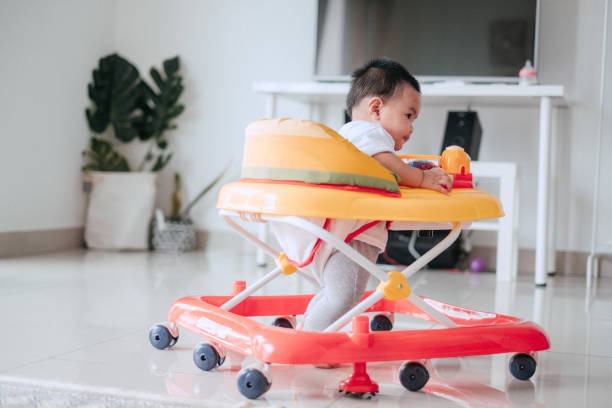 Studi Ungkap Baby Walker Tak Bikin Bayi Cepat Jalan dan Risiko Cedera