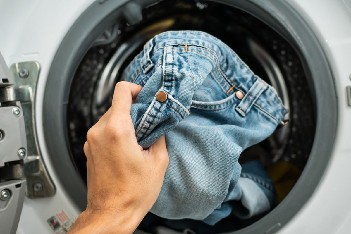 Jeans Tak Harus Dicuci Setiap Dipakai, Ini Waktu yang Tepat Membersihkannya