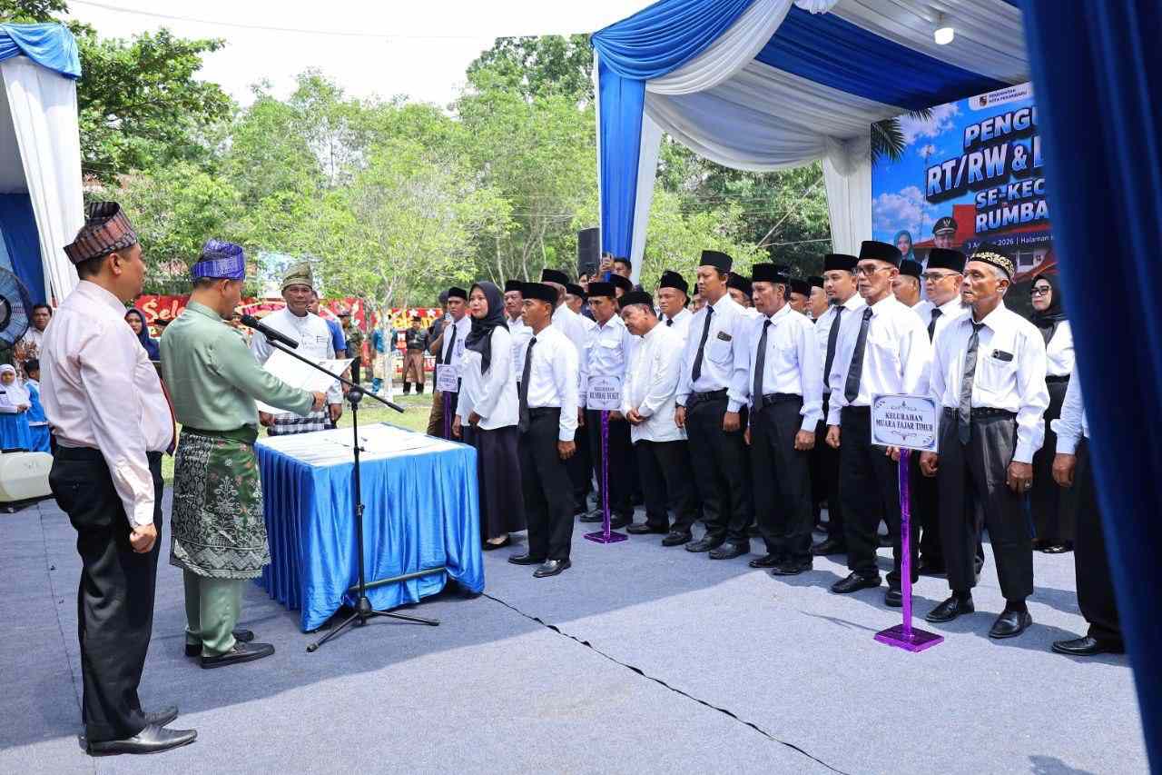 Wako Pekanbaru Kukuhkan 36 Ketua RT-RW dan Pengurus Dasawisma di Rumbai Barat