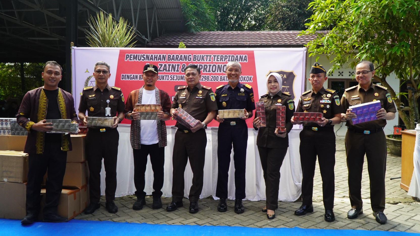 Kejati Riau Musnahkan 22 Juta Batang Rokok Ilegal