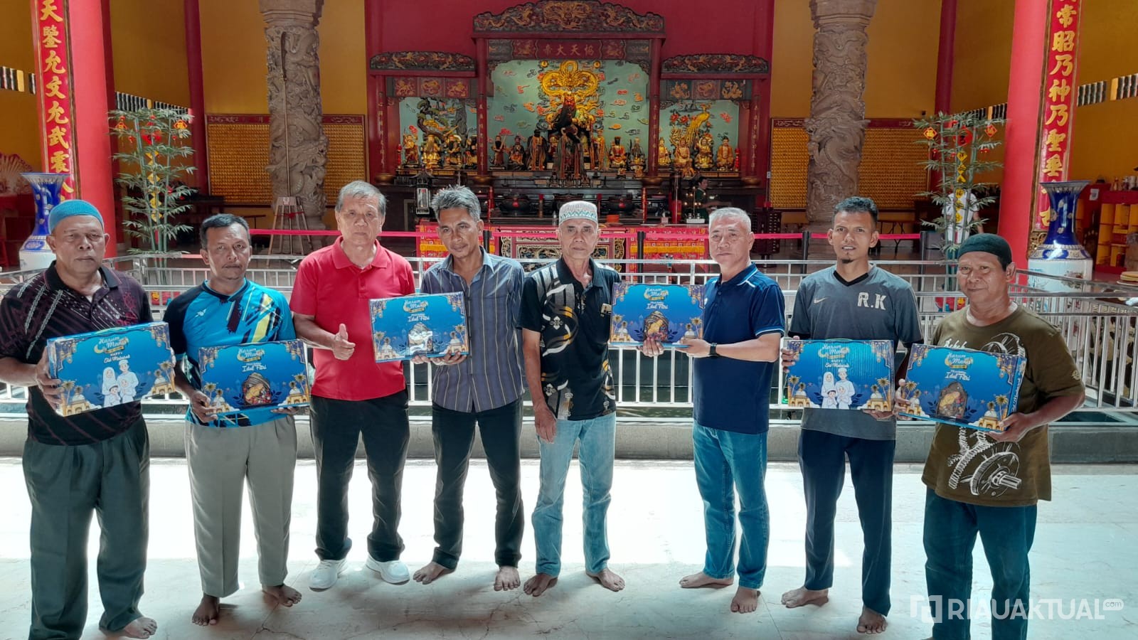 Klenteng Kwan Tee Kong Bio Pekanbaru Bagikan 300 Paket Lebaran untuk Warga Sekitar