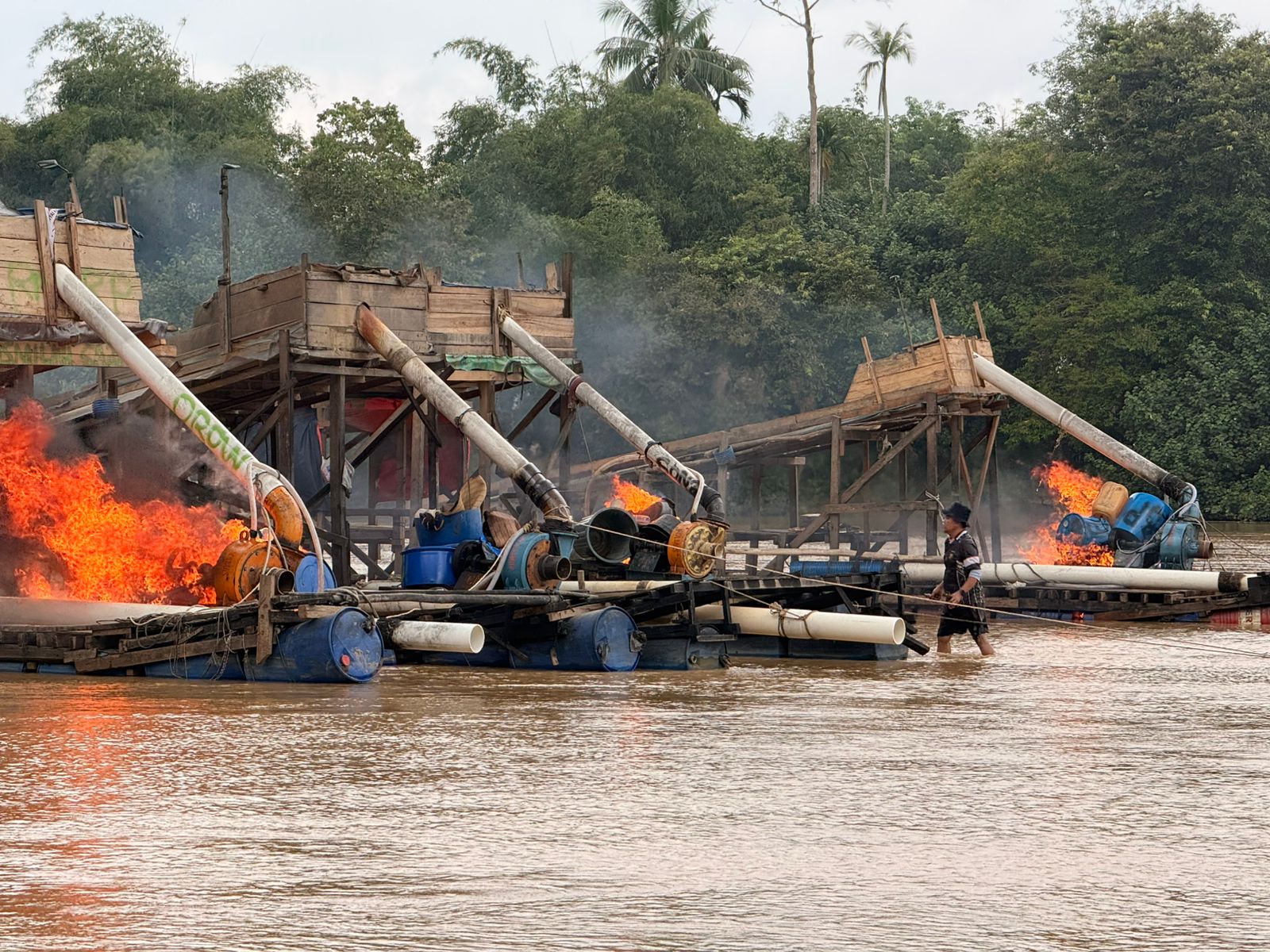 Berantas Aktivitas PETI di Kuansing, Polsek Cerenti Bakar 11 Rakit Dompeng 