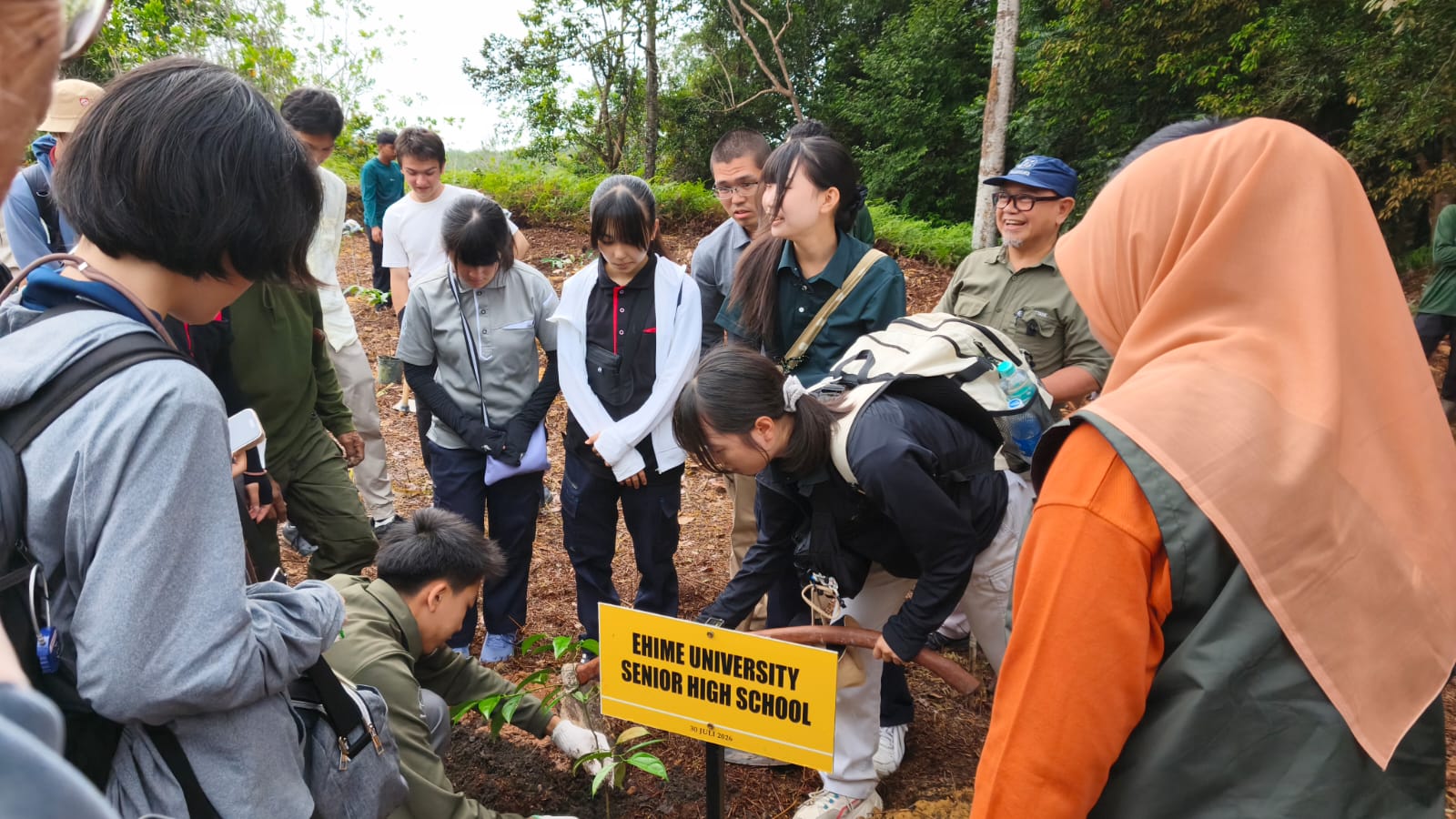 Sambut HKAN 2026, Belantara Foundation Libatkan Generasi Muda Jepang Tanam Pohon di Tahura SSH Riau