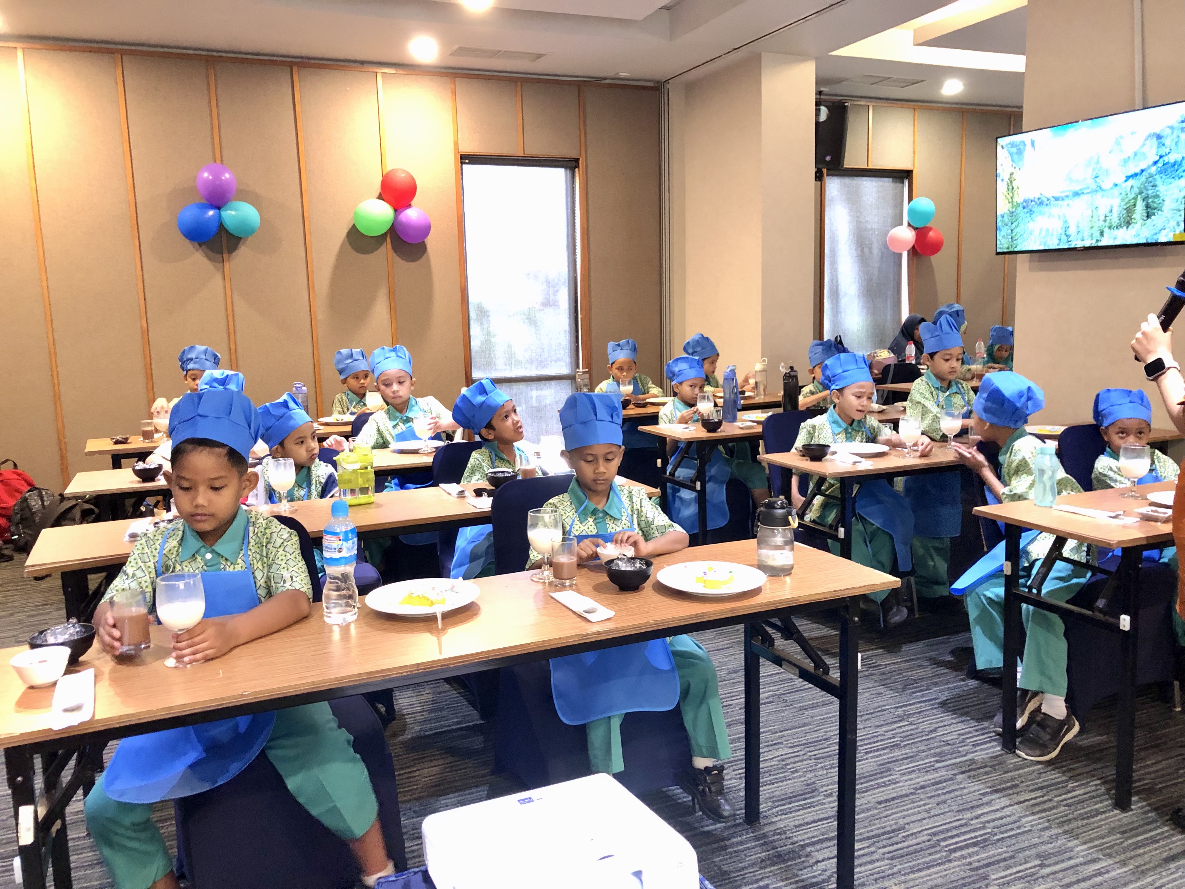 Cooking Class di BATIQA Hotel Pekanbaru, Siswa SD Al Andalus Belajar Membuat Cake dan Minuman