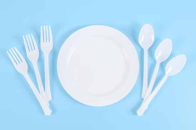 Bahaya Makan Makanan Panas dengan Sendok Plastik