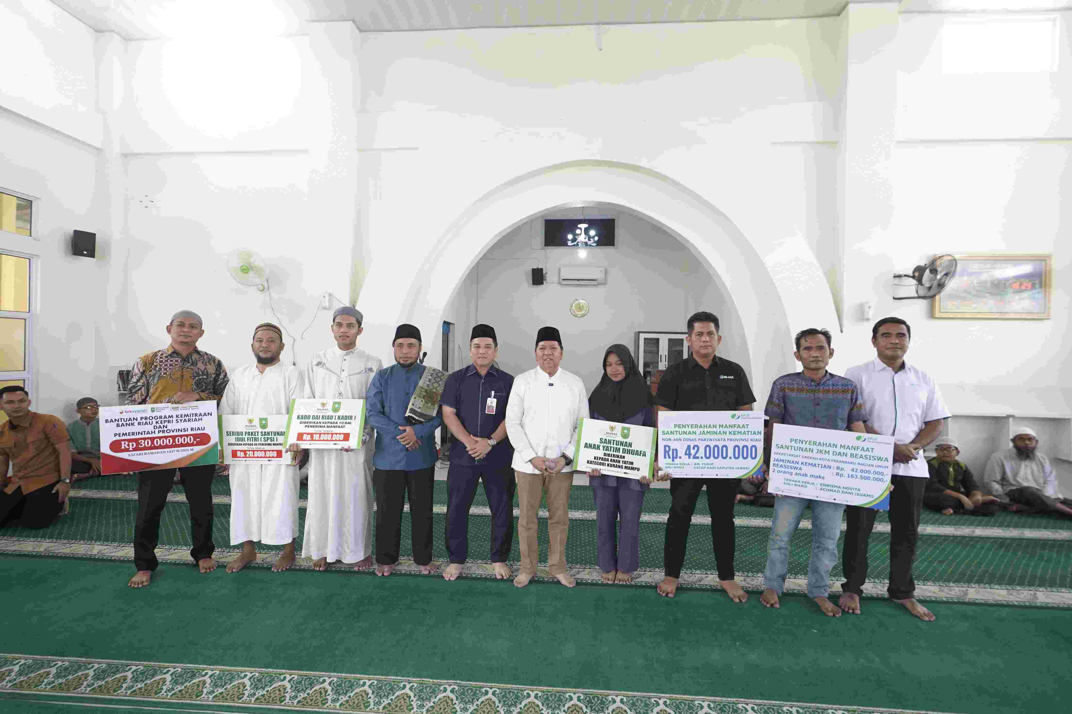 Pemprov Riau Salurkan Berbagai Bantuan Pada Safari Ramadan di Kecamatan Marpoyan Damai