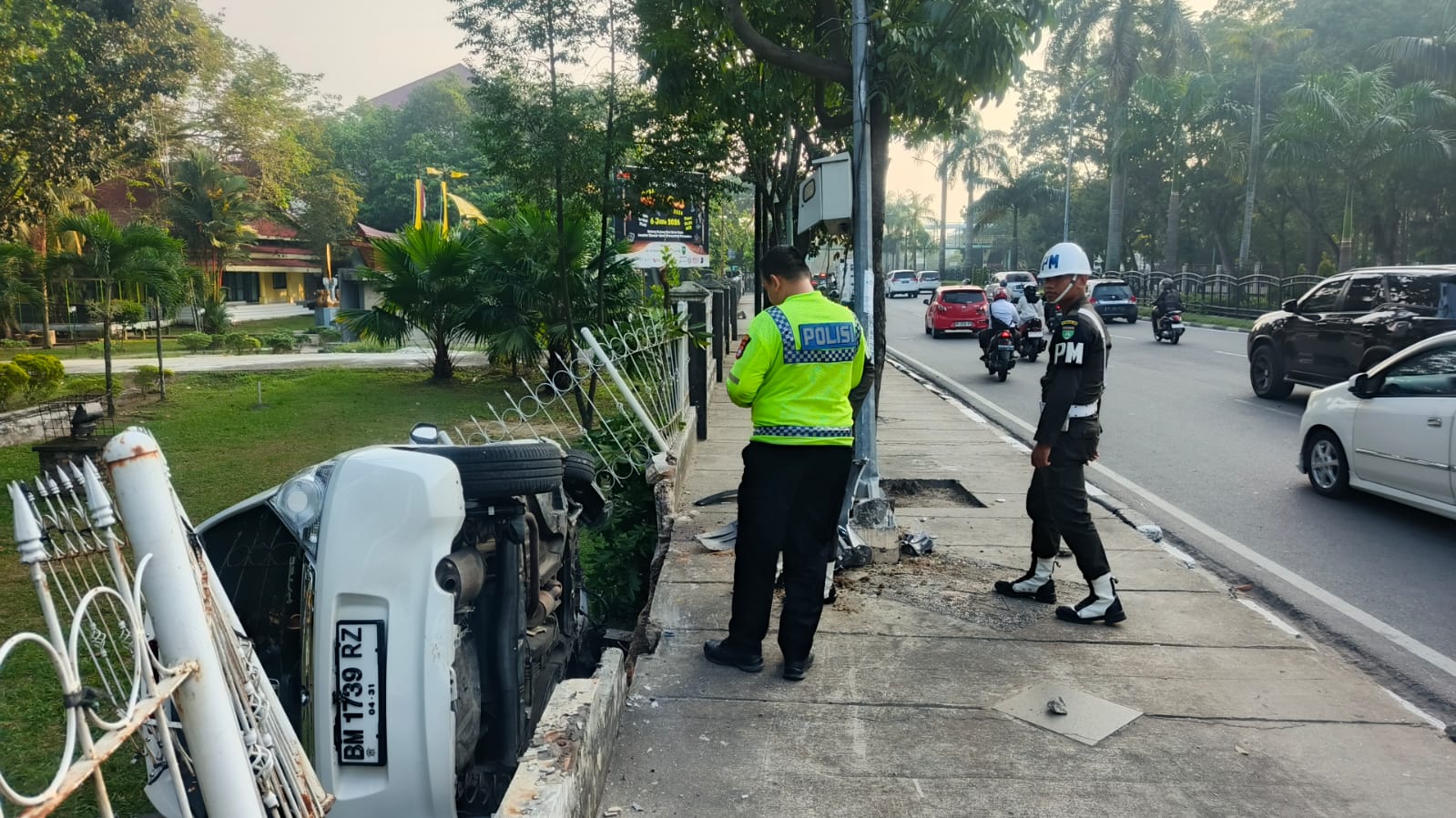 Mobil Brio Tabrak Pagar Taman Budaya Pekanbaru Dikendarai Anggota TNI, Ini Penjelasan Polisi
