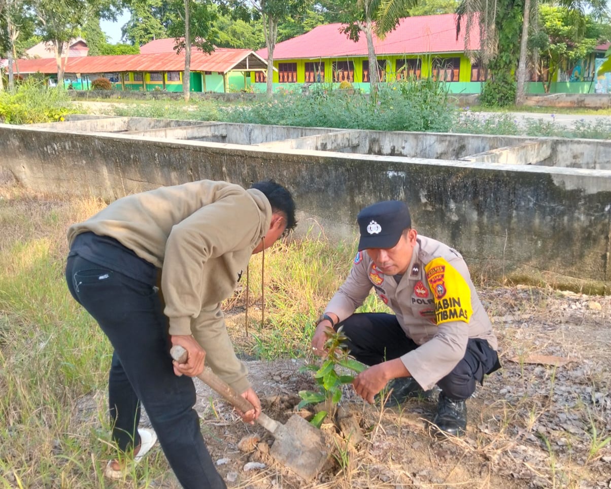 Bhabinkamtibmas di Rohil Ajak Warga Sungai Manasib Jaga Lingkungan Lewat Green Policing