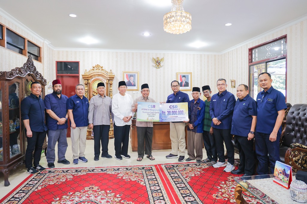 Jelang Iduladha, PTPN IV Regional III Serahkan Bantuan Kurban ke LAM Riau
