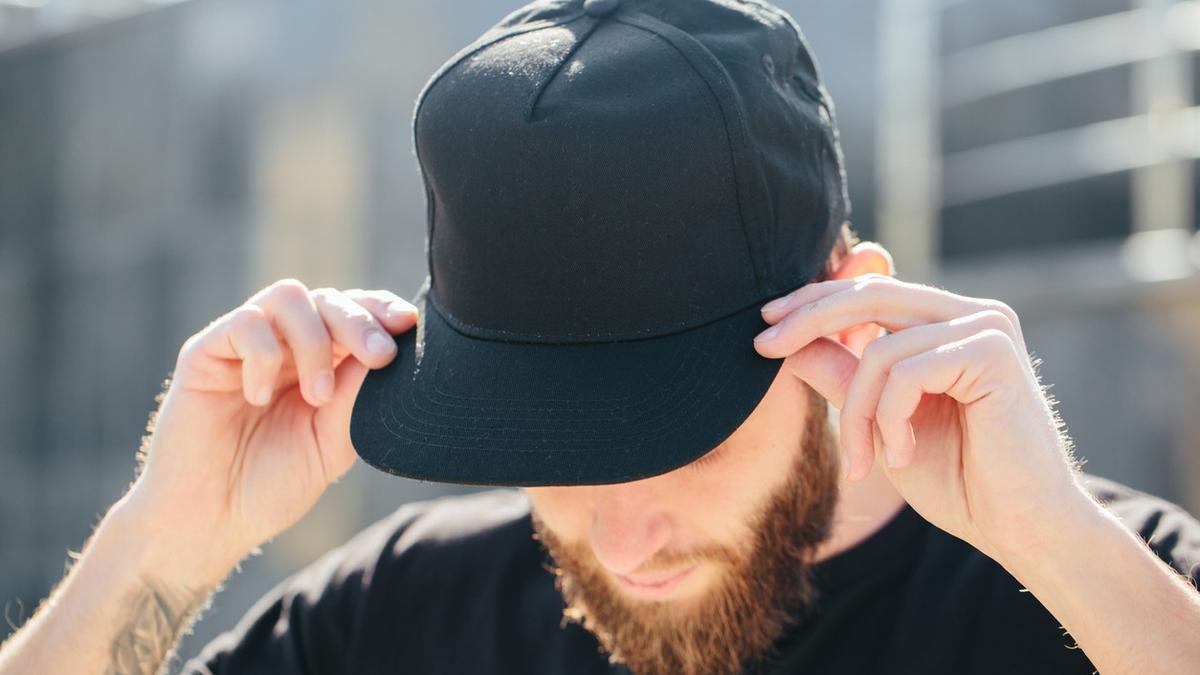 Sering Pakai Topi Bikin Rambut Rontok, Mitos atau Fakta?