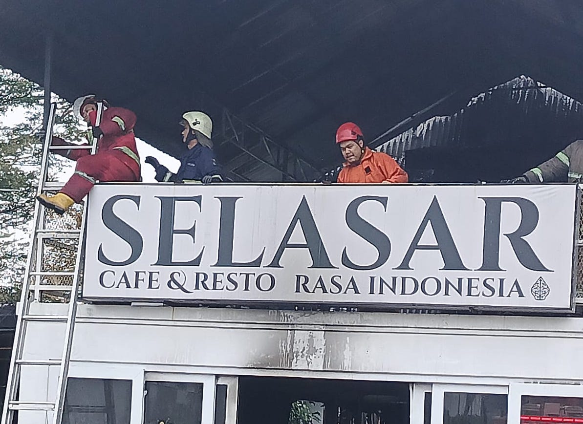Selasar Kafe di Jalan Kartama Pekanbaru Terbakar, Enam Mobil Damkar Dikerahkan