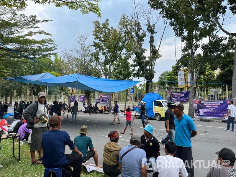 Massa Aksi Dirikan Tenda dan Blokade Jalan Cut Nyak Dien Pekanbaru