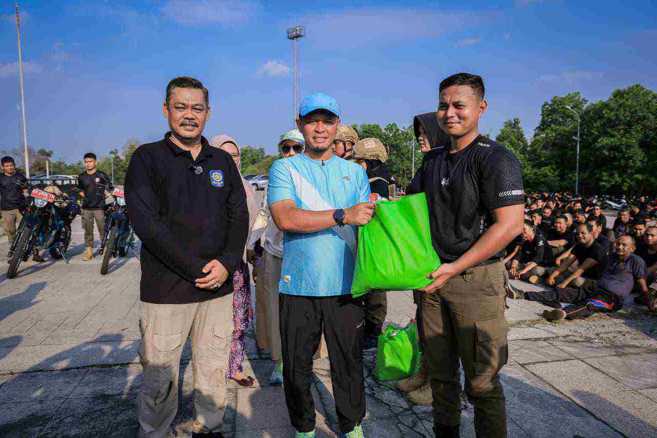 Wako Agung Serahkan Bantuan Sembako dan Uang Tunai ke Ratusan Pegawai Pemko Pekanbaru