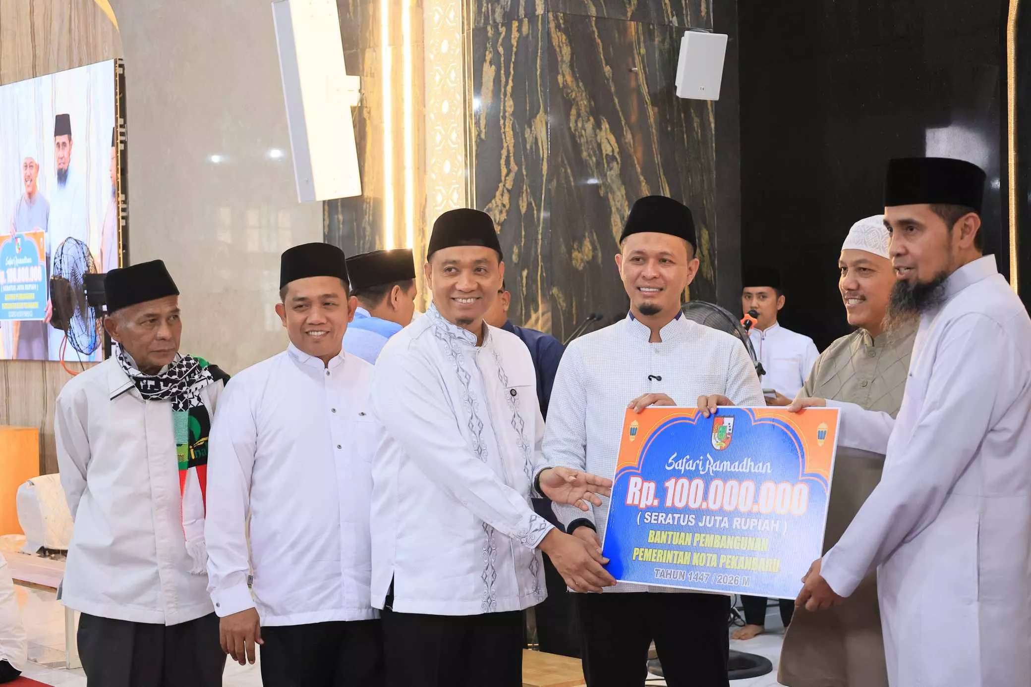Safari Ramadan di Masjid Al-Hijrah Markaz Sunnah Nusantara, Wako Agung Salurkan Bantuan Pembangunan 