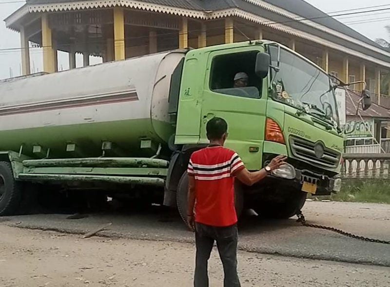Warga Keluhkan Jalan Provinsi Kuansing-Inhu Rusak, Mobil CPO Terpuruk