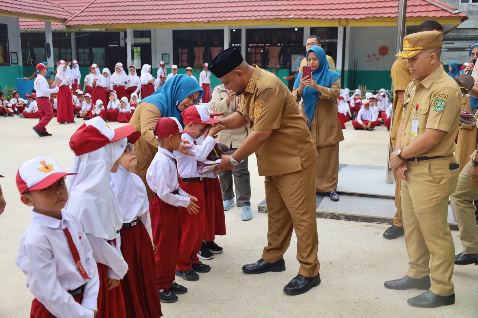 Pemkab Siak Kembali Bagikan Seragam Sekolah Gratis